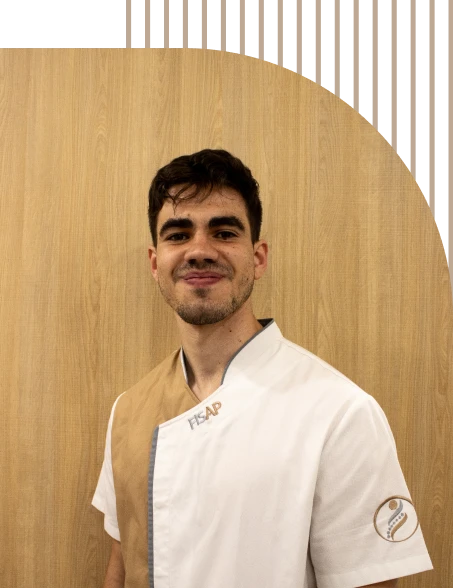 Alberto Martínez: Fisioterapeuta especializado en pilates y entrenador personal.